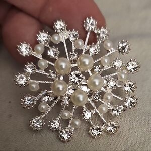 NEW beautiful Elegant Silver and Beautiful Stones And Pearls Brooch